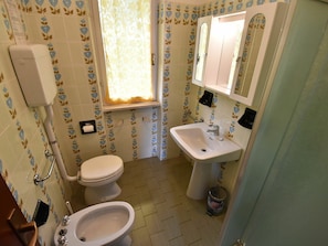 Mirror, Sink, Plumbing Fixture, Tap, Building, Property, Bathroom Sink, Bathroom, Purple, Toilet Seat