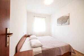 Schlafzimmer 1