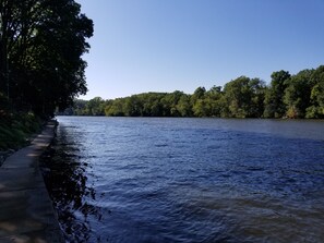 Private Riverwalk great for Fishing and Docking Boats