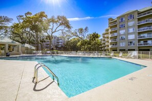 Guests of Rest A Shored are welcome to access the Barrington Park community pool.