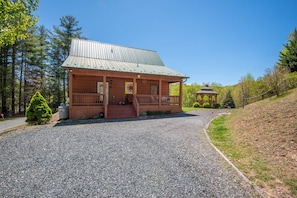 Adorable Cabin in the heart of West Jefferson...