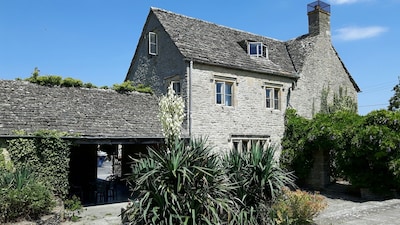 Wunderschönes Cotswolds Farm House mit historischen Merkmalen, einem atemberaubenden Garten in der Nähe der Oberen Themse, in der Nähe mehrerer hübscher Dörfer.