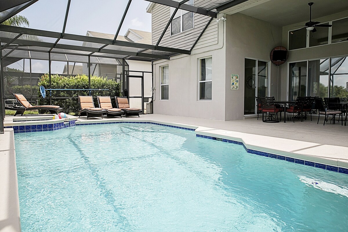 Nicely Decorated 6-bedroom Windsor Palms Pool Home with Conservation View