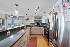 Enjoy the pristine kitchen for all your cooking wants and needs. 