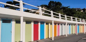 cabines de bain colorées plage de trestraou 1km200