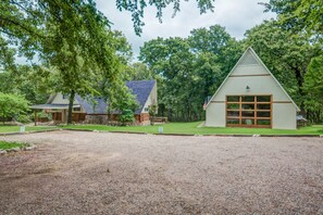 Cabin + barn (game & bunkhouse)!