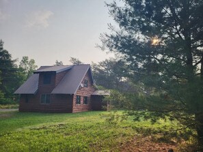 A side view of the cabin, with plenty of parking!