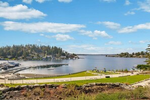 Explore the beautiful Meydenbauer park, within 1 mile of your Kasa. With plenty of walking trails, Meydenbauer will be the perfect place to adventure.