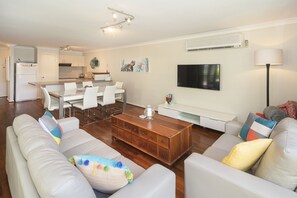 Main living and dining area with WiFi and Netflix