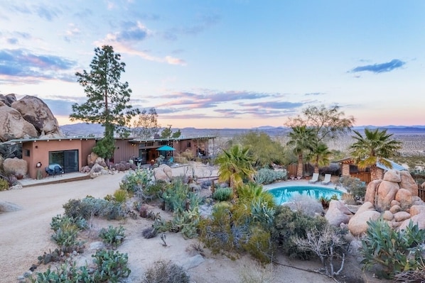 Main House, Pool, Boulders all to yourselves!