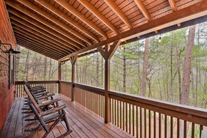 Private Back Deck | Remote Location | Lighting