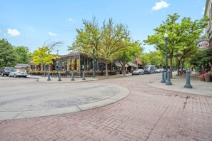 1 block to historic Hyde Park; a three-block neighborhood village filled with restaurants, bars, retail shops, toy store and ice cream parlor.