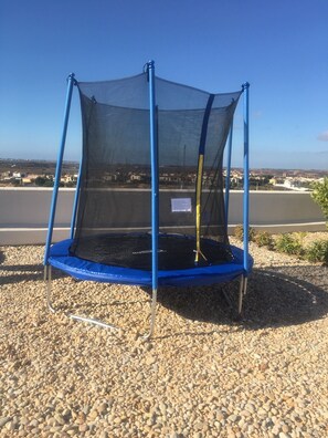 Neben Schaukel, Rutsch, Sandkasten , Trampolin, Wasserrutsche und so weiter
