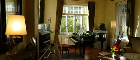 Salon mit Konzertflügel & Biedermeier-Sofa