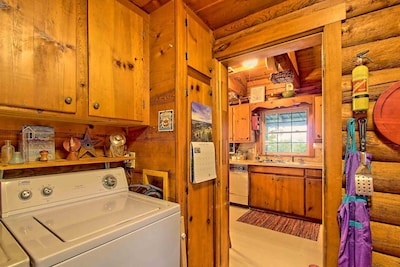 Mountaintop log cabin w/ wood stove hot tub and grill near Lake Chatuge
