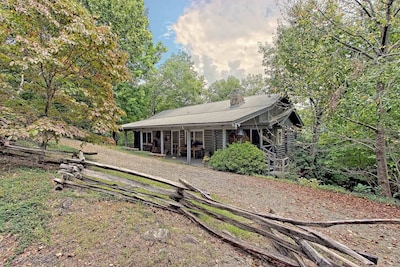 Mountaintop log cabin w/ wood stove hot tub and grill near Lake Chatuge