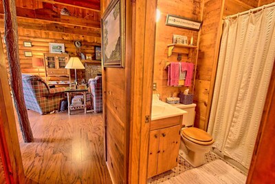 Mountaintop log cabin w/ wood stove hot tub and grill near Lake Chatuge