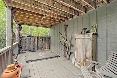 Mountaintop log cabin w/ wood stove hot tub and grill near Lake Chatuge