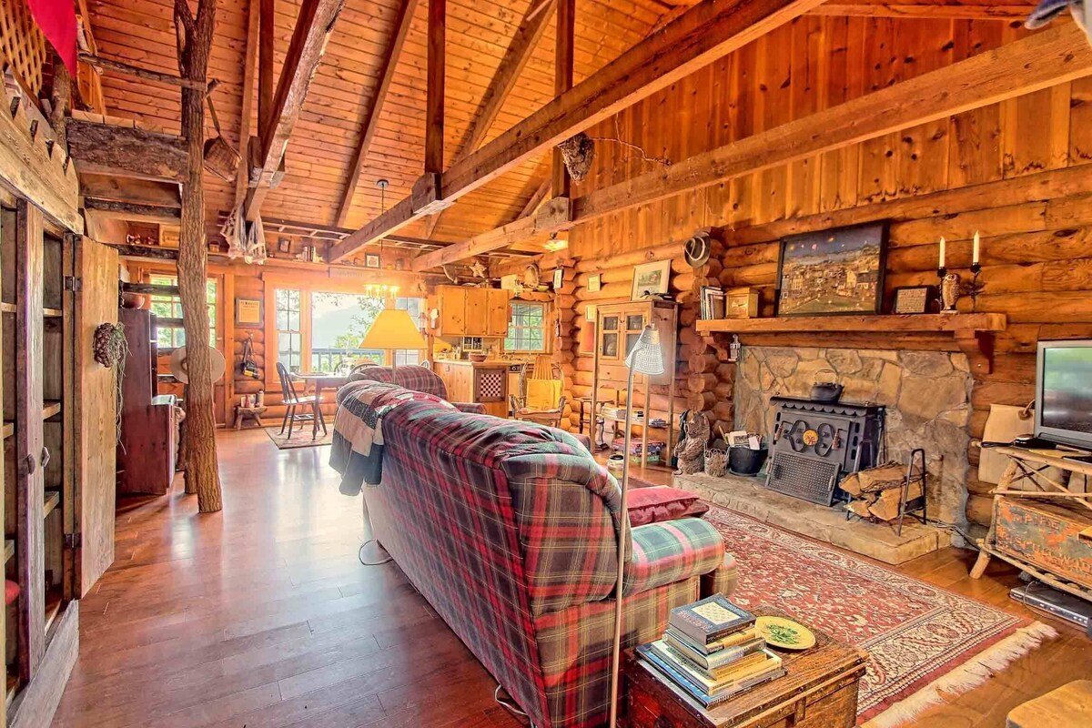 Mountaintop log cabin w/ wood stove hot tub and grill near Lake Chatuge