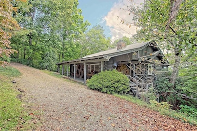 Mountaintop log cabin w/ wood stove hot tub and grill near Lake Chatuge