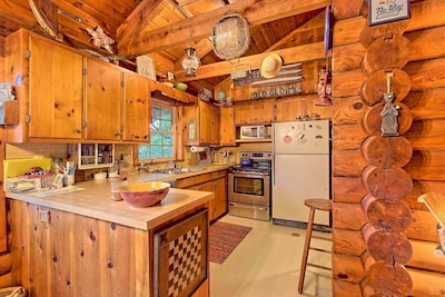 Mountaintop log cabin w/ wood stove hot tub and grill near Lake Chatuge