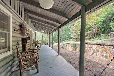 Mountaintop log cabin w/ wood stove hot tub and grill near Lake Chatuge