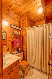 Mountaintop log cabin w/ wood stove hot tub and grill near Lake Chatuge