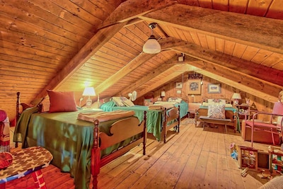 Mountaintop log cabin w/ wood stove hot tub and grill near Lake Chatuge