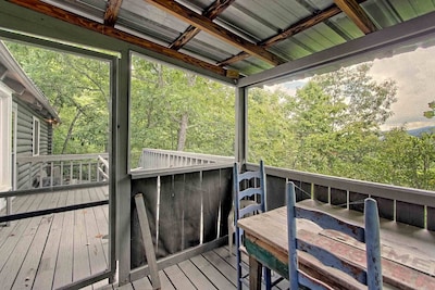 Mountaintop log cabin w/ wood stove hot tub and grill near Lake Chatuge