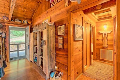 Mountaintop log cabin w/ wood stove hot tub and grill near Lake Chatuge