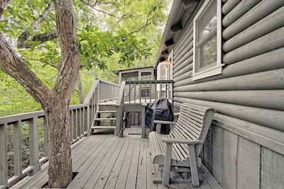 Mountaintop log cabin w/ wood stove hot tub and grill near Lake Chatuge