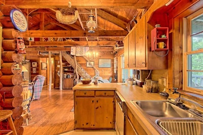 Mountaintop log cabin w/ wood stove hot tub and grill near Lake Chatuge