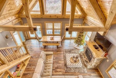 Luxury Timber Home, Breath Taking Views, Fireplace, Hot Tub, Pool Table, WiFi