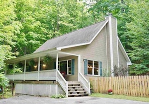 Getaway from it all - and yet be close to Traverse City.  Great vacation rental to use as a jumping off point - close to beaches, Sleeping Bear Dunes, TC, Leelanau peninsula, wineries, and Sutton's Bay.