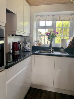 Full Modern kitchen 
