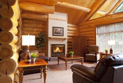 Gorgeous Deluxe Three Bedroom Log Home with Mountain Views