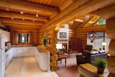 Gorgeous Deluxe Three Bedroom Log Home with Mountain Views