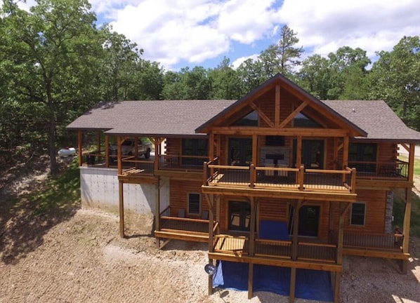 Back view of Clear View Cabin...decks on decks on decks!