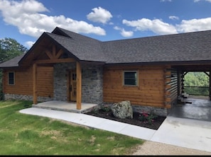 The front of Clear View Cabin.