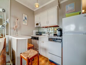 Quaint Kitchenette – Feel like a night in? A full-sized fridge has room for all your snacks, while a microwave and toaster oven are ideal for warming up leftovers from amazing nearby restaurants.