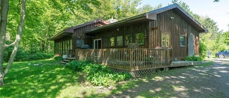 Outside overall view of White Oaks Lodging