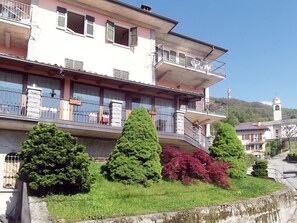 Eigentum, Nachbarschaft, Wohngebiet, Strauch, Gebäude, Grundeigentum, Wohnung, Haus, Zuhause, Balkon