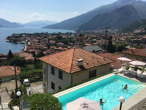 L'Eau, Ciel, Montagne, Bâtiment, Bleu Azur, Bleu, Piscine, Arbre, Plan D'Eau, Maison