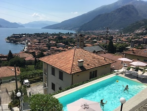 L'Eau, Ciel, Montagne, Bâtiment, Bleu Azur, Bleu, Piscine, Arbre, Plan D'Eau, Maison