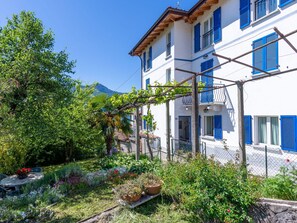 Pflanze, Gebäude, Himmel, Fenster, Blau, Haus, Vegetation, Grundstueck, Steigung