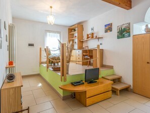 Möbel, Eigentum, Bilderrahmen, Tabelle, Bücherregal, Holz, Beleuchtung, Interior Design, Wohnzimmer, Fussboden