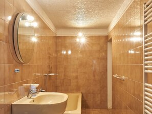 Braun, Eigentum, Armatur, Zapfhahn, Badezimmer, Beleuchtung, Interior Design, Holz, Sinken