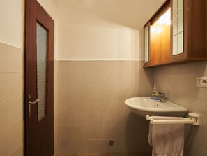 Mirror, Sink, Tap, Bathroom Sink, Plumbing Fixture, Bathroom, Purple, Building, Floor