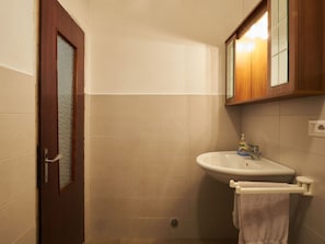 Mirror, Sink, Tap, Bathroom Sink, Plumbing Fixture, Bathroom, Purple, Building, Floor
