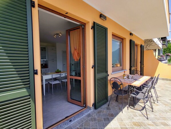 Meubles, Table, Plante, Chaise, Pot De Fleur, Fenêtre, Bâtiment, Plante D'Appartement, Bois, Porte